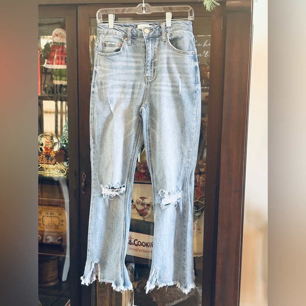 True Craft Distressed Denim Jeans. Women’s 9R Cropped | High Rise | Light Wash